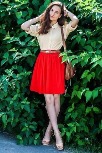 С чем носить темно-красную короткую юбку-солнце: Ансамбль из бежевой классической рубашки и темно-красной короткой юбки-солнце поможет создать необычный образ в повседневном стиле. Пара бежевых кожаных босоножек на каблуке легко интегрируется в этот лук.