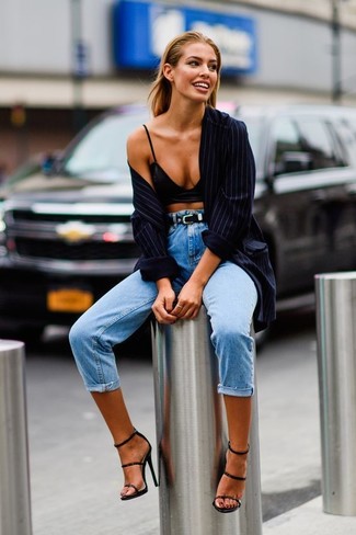 Какие джинсы носить с синей классической рубашкой женщине лето: Дуэт синей классической рубашки и джинсов поможет составить необыденный лук в непринужденном стиле. В паре с этим нарядом наиболее гармонично будут выглядеть черные кожаные босоножки на каблуке. В теплые летние дни такое сочетание — это то, что надо.