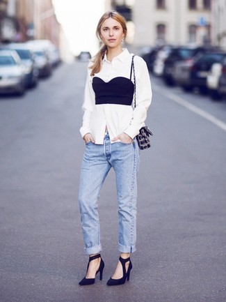 Какие туфли носить с бело-черной классической рубашкой в 30 лет: Бело-черная классическая рубашка в сочетании с синими джинсами-бойфрендами продолжает покорять сердца стильных барышень. Туфли органично впишутся в лук.