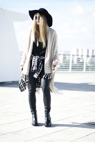 Модный лук: черно-белая классическая рубашка в клетку, черная майка, черные кожаные джинсы, черные кожаные ботинки челси