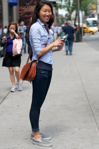 Какие майки носить с синими джинсами скинни в 30 лет: Если в одежде ты делаешь ставку на комфорт и функциональность, майка и синие джинсы скинни — великолепный вариант для расслабленного повседневного ансамбля. Вкупе с этим луком гармонично будут смотреться серые слипоны.