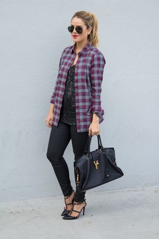 С чем носить пурпурную классическую рубашку женщине: Пурпурная классическая рубашка и черные джинсы скинни — идеальный выбор, если ты ищешь простой, но в то же время модный лук. Что же до обуви, черные кожаные туфли с шипами — наиболее достойный вариант.