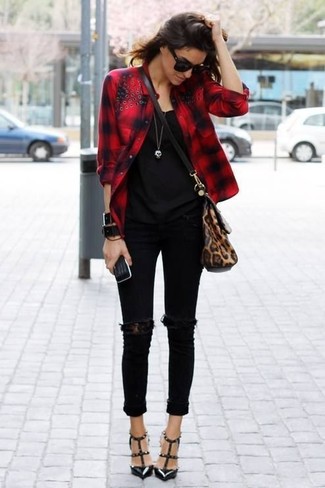 Модный лук: красная классическая рубашка в клетку, черная майка, черные рваные джинсы скинни, черные кожаные туфли с шипами