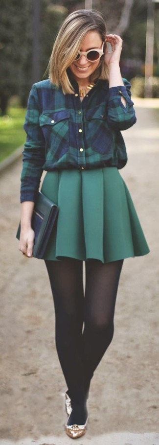 Модный лук: темно-сине-зеленая классическая рубашка в шотландскую клетку, темно-зеленая мини-юбка со складками, золотые кожаные балетки, темно-зеленый кожаный клатч