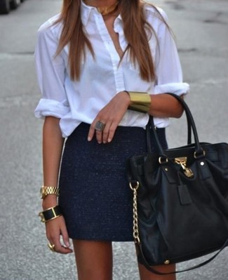С чем носить синюю твидовую мини-юбку в 30 лет в стиле смарт-кэжуал: Белая классическая рубашка и синяя твидовая мини-юбка — обязательные вещи в арсенале дам с чувством стиля.
