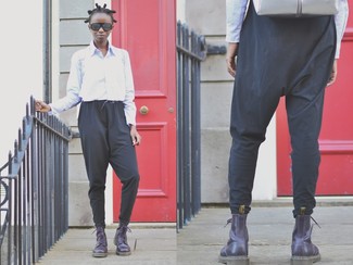 С чем носить темно-серый кожаный рюкзак женщине в стиле смарт-кэжуал: Такое лаконичное и комфортное сочетание базовых вещей, как голубая классическая рубашка и темно-серый кожаный рюкзак, понравится барышням, которые любят проводить дни активно. В паре с этим нарядом наиболее уместно смотрятся темно-пурпурные кожаные ботинки на шнуровке.