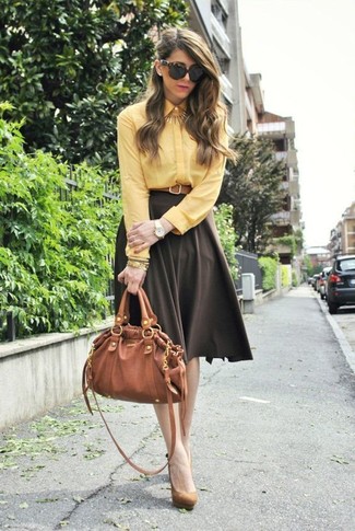 С чем носить коричневую пышную юбку в 30 лет: Ансамбль из желтой классической рубашки и коричневой пышной юбки поможет выглядеть по моде, а также выразить твой индивидуальный стиль. В сочетании с этим образом наиболее выигрышно выглядят светло-коричневые замшевые туфли.