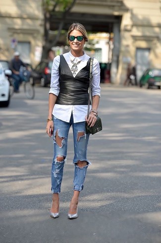 Модный лук: белая классическая рубашка, черный кожаный топ с баской, синие рваные джинсы скинни, серебряные кожаные туфли