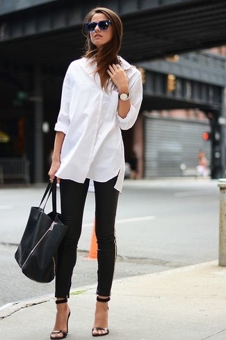 С чем носить черные узкие брюки в 30 лет лето: Белая классическая рубашка и черные узкие брюки — идеальный выбор для воплощения лука в стиле элегантной повседневности. Что до обуви, черные кожаные босоножки на каблуке — самый уместный вариант. Пережить невозможную июльскую жару несомненно проще, когда ты одета вот так.