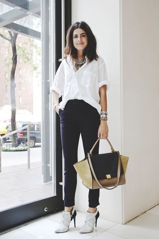 Модный лук: белая классическая рубашка, черные узкие брюки, бело-черные кожаные ботильоны, светло-коричневая замшевая сумка-саквояж