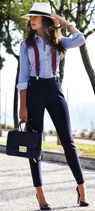 С чем носить бело-синюю классическую рубашку в 30 лет женщине в деловом стиле: Создав наряд из бело-синей классической рубашки и темно-синих узких брюк, получишь хороший ансамбль для неофициальных мероприятий после работы. В сочетании с этим ансамблем чудесно выглядят темно-пурпурные кожаные туфли.