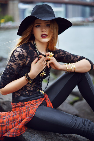 С чем носить черный браслет из бисера: Если ты любишь выглядеть модно и при этом чувствовать себя комфортно и расслабленно, примерь на себя это сочетание красной классической рубашки в шотландскую клетку и черного браслета из бисера.