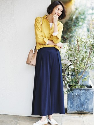 С чем носить темно-синие широкие брюки в деловом стиле: Желтая классическая рубашка и темно-синие широкие брюки — хороший пример изящного стиля в одежде. Вместе с этим луком чудесно будут смотреться белые кожаные лоферы.