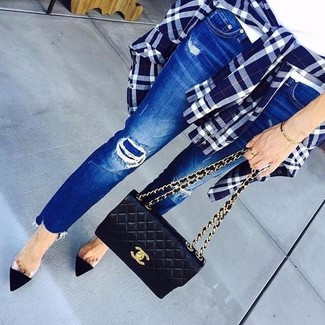 С чем носить синие рваные джинсы женщине: Темно-синяя классическая рубашка в шотландскую клетку и синие рваные джинсы — необходимые элементы в гардеробе женщин с чувством стиля. Черные замшевые туфли становятся замечательным дополнением к твоему ансамблю.