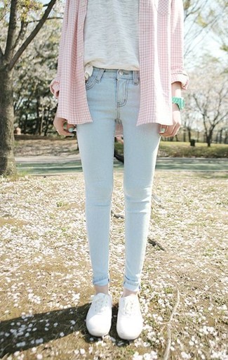 С чем носить розовую классическую рубашку в шотландскую клетку женщине весна: Если в одежде ты ценишь комфорт и практичность, тебе понравится такое сочетание розовой классической рубашки в шотландскую клетку и голубых джинсов скинни. Этот наряд чудесно завершат белые низкие кеды. Этот лук чудесно подходит для того времени, когда зимнее время года отступает и сменяется более теплыми деньками.