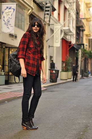 Модный лук: красно-черная классическая рубашка в шотландскую клетку, черная футболка с круглым вырезом, черные джинсы скинни, черные кожаные ботильоны