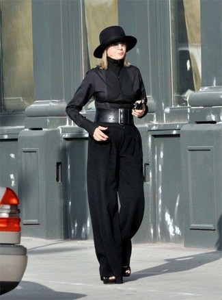 Как Diane Keaton носит Черная классическая рубашка, Черные широкие брюки, Черные замшевые босоножки на каблуке, Черная шерстяная шляпа