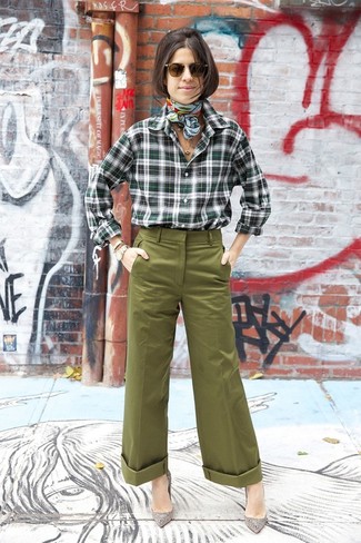 Модный лук: темно-зеленая классическая рубашка в шотландскую клетку, оливковые широкие брюки, серые замшевые туфли с украшением, мятный шелковый шарф с принтом