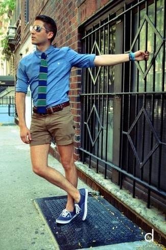 С чем носить темно-сине-зеленый шерстяной галстук мужчине: Несмотря на то, что этот лук довольно-таки классический, тандем синей классической рубашки из шамбре и темно-сине-зеленого шерстяного галстука приходится по душе стильным молодым людям, пленяя при этом сердца представительниц прекрасного пола. Если ты не боишься поэкспериментировать, на ноги можешь надеть синие низкие кеды.