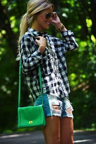 С чем носить зеленую сумку в 30 лет женщине: Если в одежде ты ценишь удобство и практичность, темно-сине-белая классическая рубашка в мелкую клетку и зеленая сумка — отличный вариант для модного лука на каждый день.