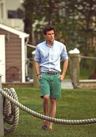 С чем носить зеленые шорты мужчине в теплую погоду: Если ты из той когорты парней, которые разбираются в моде, тебе придется по душе сочетание голубой классической рубашки и зеленых шорт. Такой лук легко приспособить к повседневным делам, если надеть в сочетании с ним коричневые топсайдеры.
