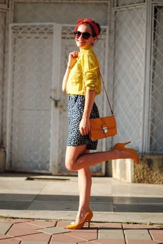 С чем носить темно-сине-белые шорты женщине лето: Желтая классическая рубашка и темно-сине-белые шорты — неотъемлемые вещи в арсенале женщин с чувством стиля. Оранжевые туфли — хороший выбор, чтобы закончить лук. Подобный лук будет настоящим спасением, если на улице изнуряющий зной.