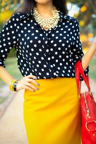 С чем носить классическую рубашку в горошек женщине: Классическая рубашка в горошек и горчичная юбка-карандаш выигрышно вписываются в гардероб самых привередливых красавиц.