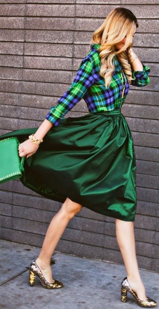 С чем носить темно-бирюзовую юбку-миди: Темно-сине-зеленая классическая рубашка в шотландскую клетку и темно-бирюзовая юбка-миди — обязательные вещи в арсенале противоположного пола с чувством стиля. Золотые туфли с пайетками чудесно дополнят этот лук.