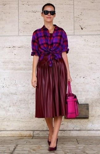 С чем носить красные замшевые туфли: Пурпурная классическая рубашка в шотландскую клетку Идеально сочетается с темно-красной кожаной юбкой-миди со складками. Вкупе с этим нарядом чудесно будут смотреться красные замшевые туфли.