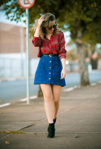 С чем носить красно-темно-синюю рубашку в 20 лет женщине осень в стиле смарт-кэжуал: Красно-темно-синяя рубашка и синяя джинсовая юбка на пуговицах будет превосходным вариантом для непринужденного повседневного ансамбля. Почему бы не привнести в повседневный лук толику шика с помощью черных замшевых ботинок челси? Разве это не здоровский выбор в погожий осенний денек?