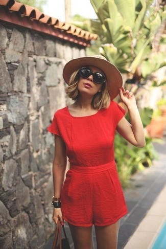С чем носить солнцезащитные очки женщине в прохладную погоду в стиле кэжуал: Красный комбинезон с шортами и солнцезащитные очки — стильный выбор девушек, которые никогда не могут усидеть на месте.