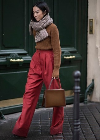 С чем носить коричневый свитер женщине в деловом стиле: Коричневый свитер и красные широкие брюки — великолепное решение для свидания или похода в бар с друзьями.