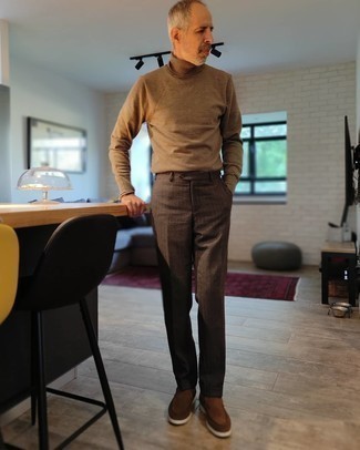 С чем носить коричневые классические брюки мужчине: Дуэт коричневой водолазки и коричневых классических брюк смотрится очень модно и элегантно. В сочетании с этим ансамблем наиболее выигрышно будут смотреться коричневые замшевые лоферы.