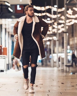 С чем носить коричневую дубленку мужчине в прохладную погоду: Коричневая дубленка и черные рваные джинсы — стильный выбор джентльменов, которые постоянно в движении. Чтобы образ не получился слишком зализанным, можно закончить его бежевыми кроссовками.