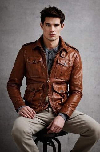 С чем носить коричневую кожаную полевую куртку: Коричневая кожаная полевая куртка и светло-коричневые брюки чинос — отличный вариант, если ты хочешь создать непринужденный, но в то же время стильный мужской лук.