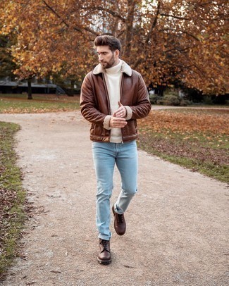 Какие короткие дубленки носить с коричневыми повседневными ботинками мужчине зима в стиле смарт-кэжуал: Короткая дубленка и голубые джинсы — беспроигрышный вариант, если ты хочешь создать раскованный, но в то же время модный мужской ансамбль. И почему бы не привнести в повседневный лук чуточку изысканности с помощью коричневых повседневных ботинок? В зимнее время года хочется одеваться не только тепло, но и красиво. Подобный образ несомненно тебе в этом поможет.