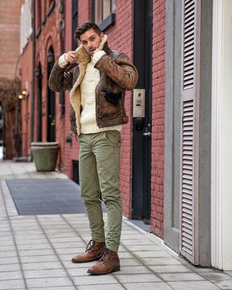 Какие вязаные свитера носить с коричневыми повседневными ботинками мужчине: Если ты любишь одеваться модно, чувствуя себя при этом комфортно и расслабленно, попробуй это сочетание вязаного свитера и зеленых брюк карго. Не прочь сделать лук немного строже? Тогда в качестве обуви к этому образу, стоит выбрать коричневые повседневные ботинки.