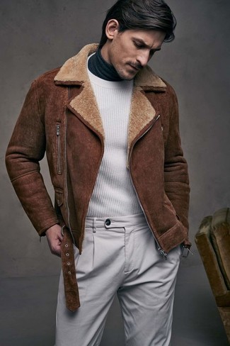 Какие водолазки носить с белым свитером с круглым вырезом в 30 лет мужчине: Белый свитер с круглым вырезом и водолазка — великолепный выбор, если ты хочешь создать лёгкий, но в то же время модный мужской образ.