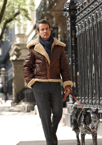 С чем носить синий хлопковый шарф в 30 лет мужчине зима: Если в одежде ты ценишь комфорт и функциональность, коричневая короткая дубленка и синий хлопковый шарф — превосходный выбор для привлекательного мужского образа на каждый день. Подобное сочетание будет превосходным выбором даже, если за окном лютый мороз.