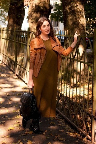 С чем носить коричневую куртку женщине в стиле кэжуал: Коричневая куртка и оливковое платье-макси — идеальный вариант, если ты ищешь простой, но в то же время модный лук. Очень по моде здесь будут смотреться черные кожаные ботинки на шнуровке с шипами.