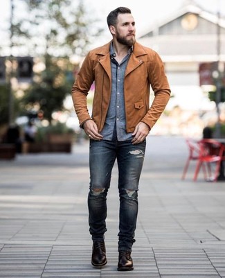 Как носить темно-синие джинсы с коричневыми кожаными повседневными ботинками в 30 лет мужчине осень в стиле кэжуал: Если ты делаешь ставку на комфорт и функциональность, коричневая кожаная косуха и темно-синие джинсы — хороший вариант для привлекательного мужского лука на каждый день. Если ты любишь смелые настроения в своих луках, заверши этот коричневыми кожаными повседневными ботинками. Хорошая задумка для осеннего образа.