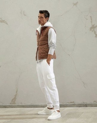 С чем носить стеганую куртку мужчине: Стеганая куртка чудесно сочетается с белыми брюками карго. В сочетании с этим ансамблем наиболее уместно смотрятся белые низкие кеды из плотной ткани.