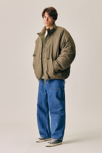 Какие низкие кеды носить с коричневой курткой-пуховиком мужчине в холод: Коричневая куртка-пуховик в сочетании с синими джинсами однозначно будет привлекать взгляды красивых барышень. Если ты любишь рисковать, на ноги можно надеть низкие кеды.