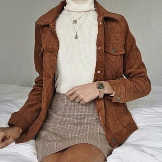 С чем носить коричневую вельветовую куртку-рубашку женщине: Поклонницам повседневного стиля должно понравиться сочетание коричневой вельветовой куртки-рубашки и бежевой мини-юбки в шотландскую клетку.