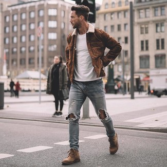 Как носить джинсы с ботинками в 20 лет мужчине в спортивном стиле: Если ты делаешь ставку на комфорт и функциональность, коричневая замшевая куртка-рубашка и джинсы — великолепный вариант для стильного повседневного мужского лука. Ботинки — отличный выбор, чтобы закончить образ.