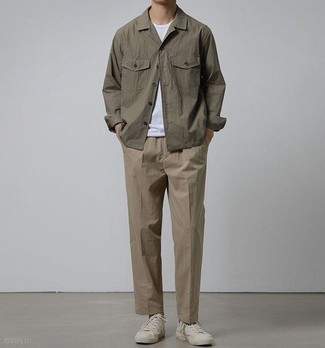 Модный лук: коричневая куртка-рубашка, белая футболка с круглым вырезом, коричневые брюки чинос, белые низкие кеды из плотной ткани