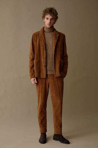 Какие водолазки носить с коричневой курткой-рубашкой в 20 лет мужчине осень в стиле смарт-кэжуал: Коричневая куртка-рубашка и водолазка — идеальный выбор для приверженцев стиля смарт-кэжуал. Любишь свежие сочетания? Заверши ансамбль темно-коричневыми замшевыми ботинками челси. Если хочешь выглядеть по-осеннему ярко и интересно, тебе обязательно нужно взять этот ансамбль на заметку.