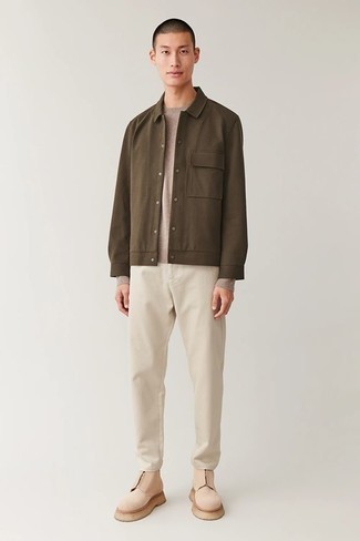 Модный лук: коричневая куртка-рубашка, светло-коричневый свитер с круглым вырезом, бежевые брюки чинос, бежевые замшевые ботинки челси
