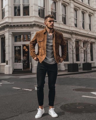 Как носить черные джинсы с коричневой курткой в 30 лет мужчине: Коричневая куртка и черные джинсы — превосходный вариант для несложного, но стильного мужского образа. Что до обуви, белые кожаные низкие кеды — наиболее целесообразный вариант.