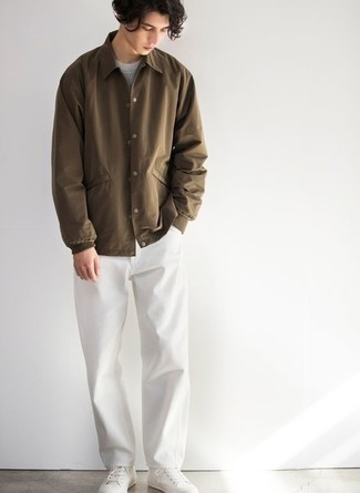 С чем носить джинсы мужчине: Коричневая куртка-рубашка и джинсы — необходимые предметы в арсенале поклонников расслабленного стиля. Белые низкие кеды из плотной ткани позволят сделать лук менее формальным.
